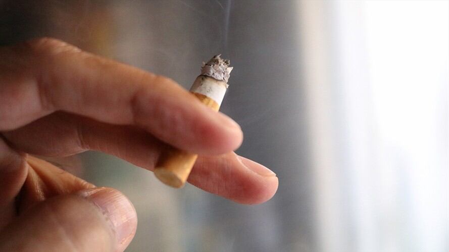 Imagen de referencia de una persona fumando. Foto: Getty Images / Cludio Policarpo / EyeEm