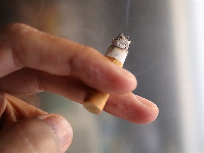 Imagen de referencia de una persona fumando. Foto: Getty Images / Cludio Policarpo / EyeEm