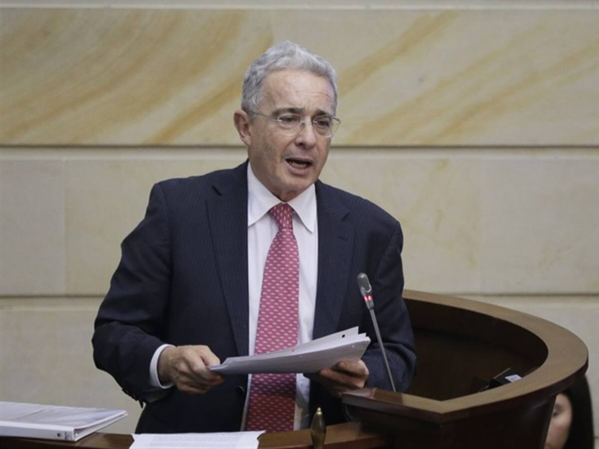 Monopolio de la educación pública es igual de grave a que no haya educación pública: Uribe