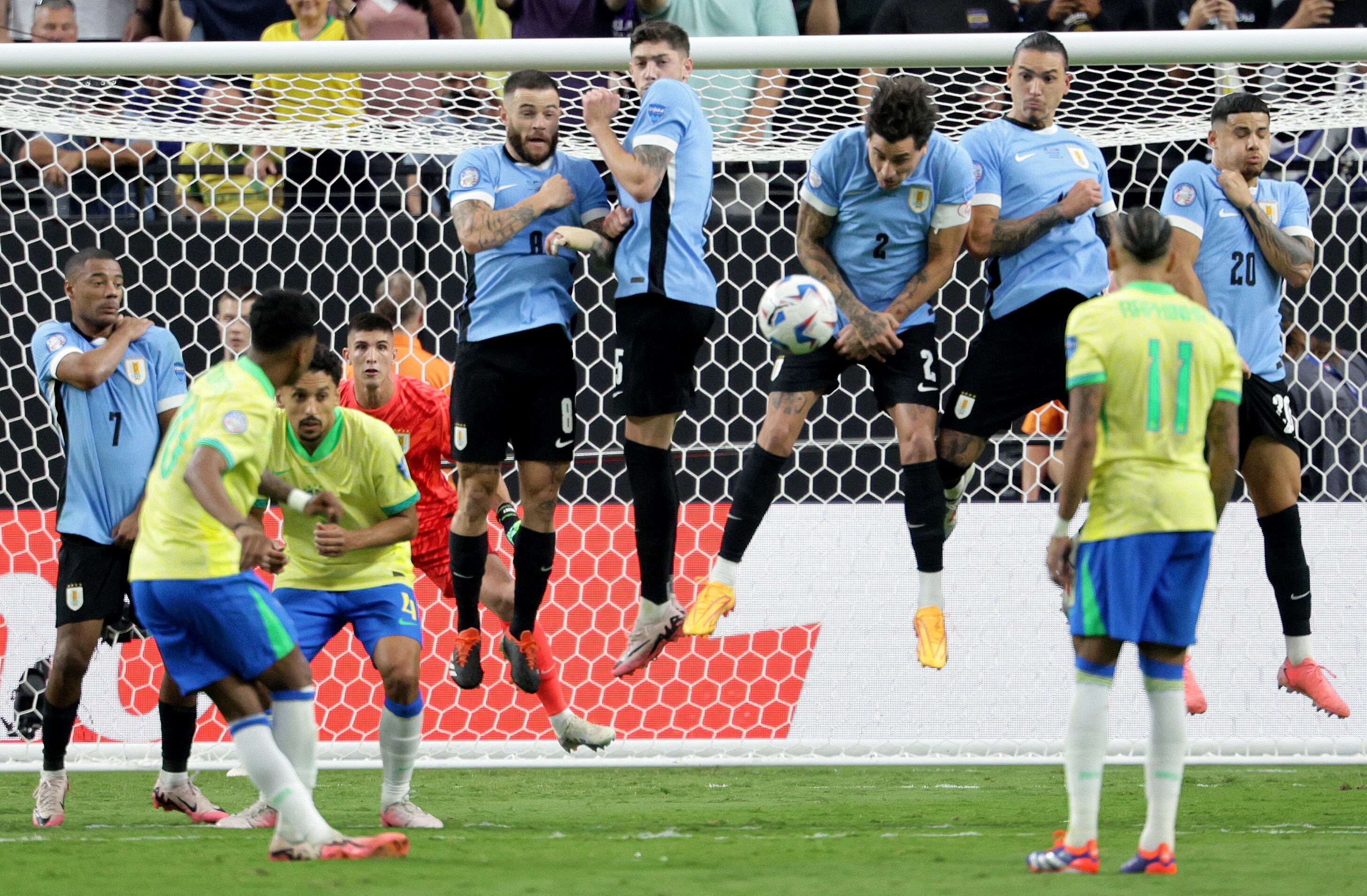 Las Vegas (United States), 07/07/2024.- Jose Gimenez of Uruguay (3-R) blocks a shot on goal during the CONMEBOL Copa America 2024 Quarter-finals match between Uruguay and Brazil, in Las Vegas, Nevada, USA, 06 July 2024. (Brasil) EFE/EPA/ALLISON DINNER