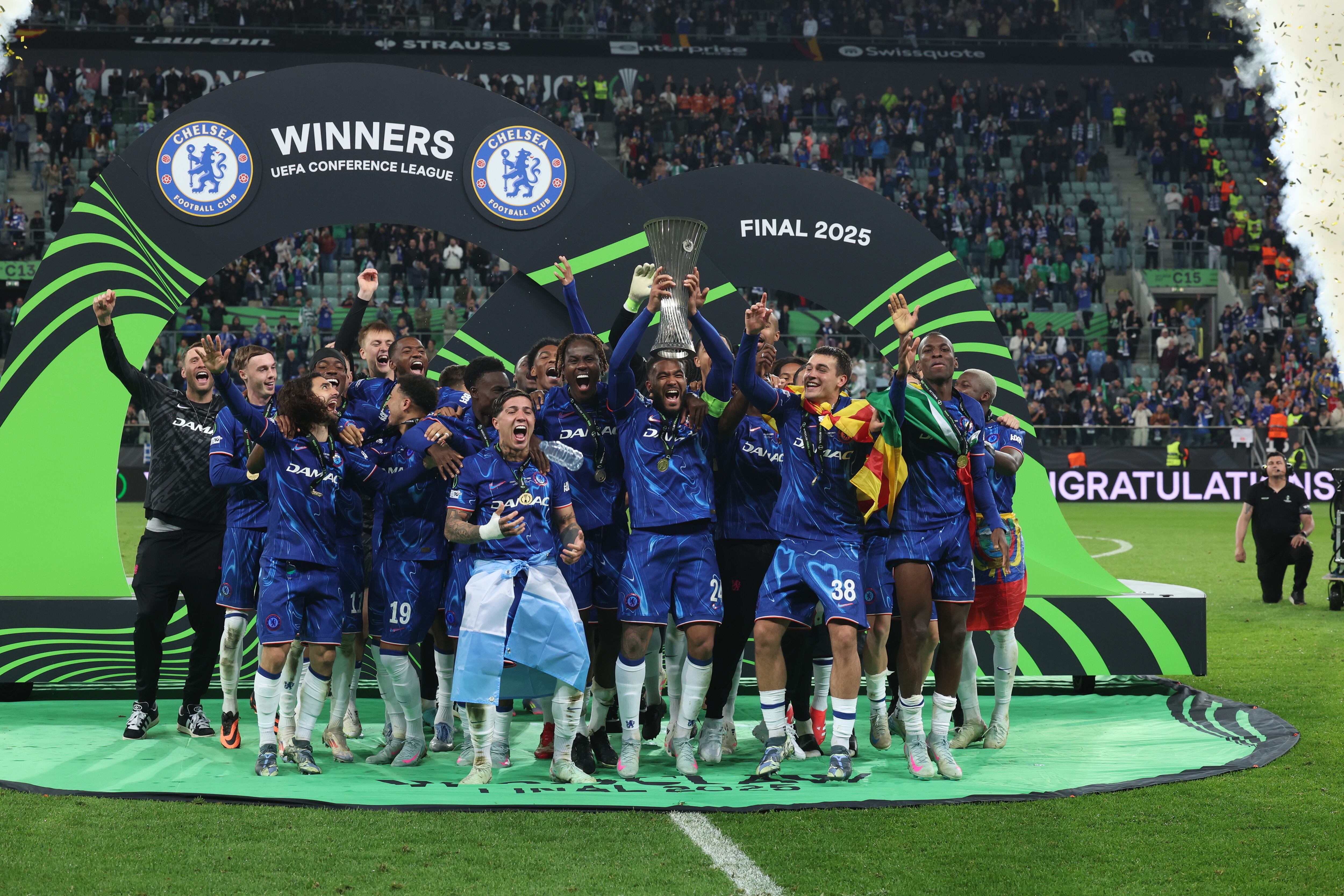 Jugadores del Chelsea levantando el trofeo de la Conference League. Foto:  EFE/EPA/Pawel Jaskolka POLAND OUT