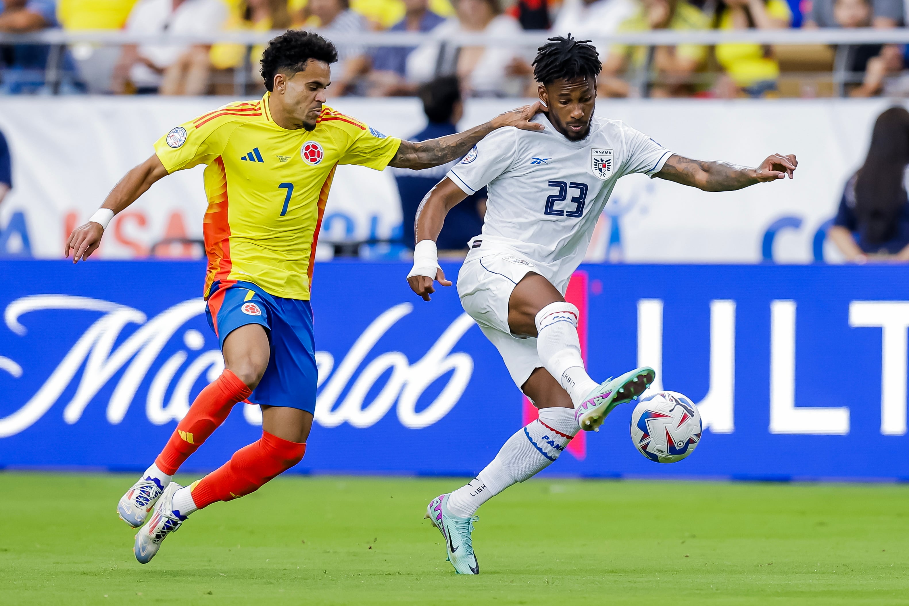 Glendale (United States), 06/07/2024.- Michael Amir Murillo (R) of Panama in action against Luis Diaz (L) of Colombia during the second half of the CONMEBOL Copa America 2024 Quarter-finals match between Colombia and Panama, in Glendale, Arizona, USA, 06 July 2024. EFE/EPA/JOHN G. MABANGLO