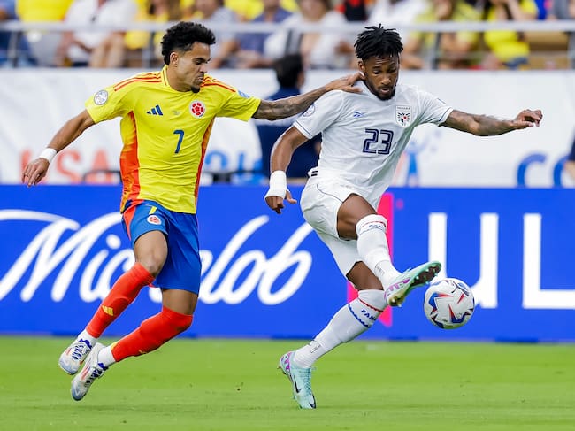 Glendale (United States), 06/07/2024.- Michael Amir Murillo (R) of Panama in action against Luis Diaz (L) of Colombia during the second half of the CONMEBOL Copa America 2024 Quarter-finals match between Colombia and Panama, in Glendale, Arizona, USA, 06 July 2024. EFE/EPA/JOHN G. MABANGLO