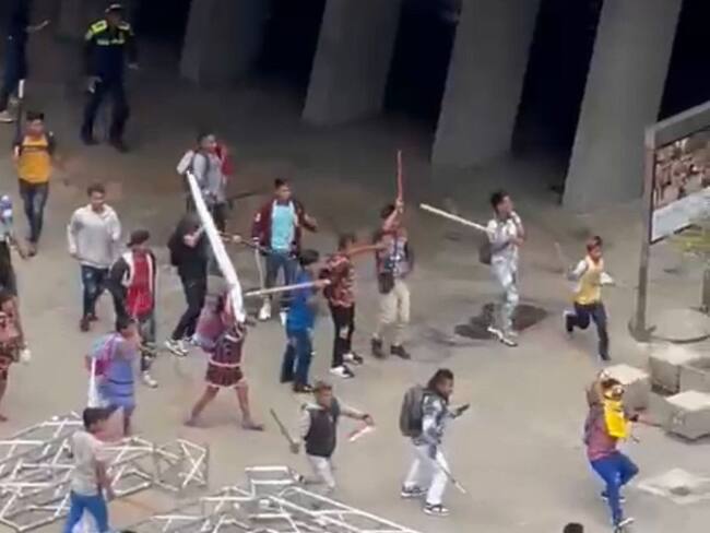 Indígenas ingresaron de manera violenta a las oficinas de la Alcaldía de Medellín. Foto: Cortesía