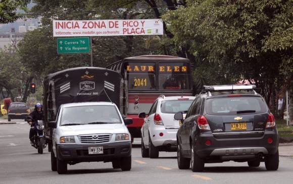 Pico y placa por bloques de horarios: La propuesta de comerciantes en Bogotá. Foto/Colprensa.