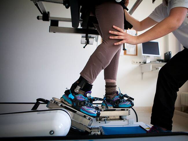 Ingeniera colombiana creó implante electrónico con el que tres parapléjicos volvieron a caminar