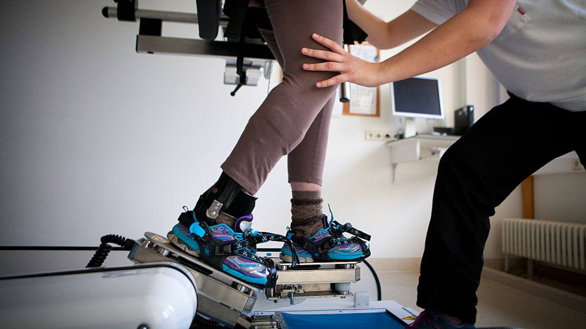 Ingeniera colombiana creó implante electrónico con el que tres parapléjicos volvieron a caminar