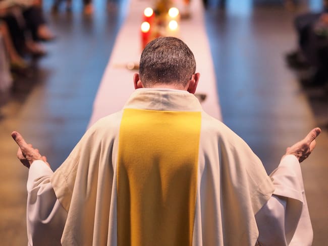 Controversia por discurso político de sacerdote durante eucaristía en Cali / foto de referencia. Foto: Getty Images