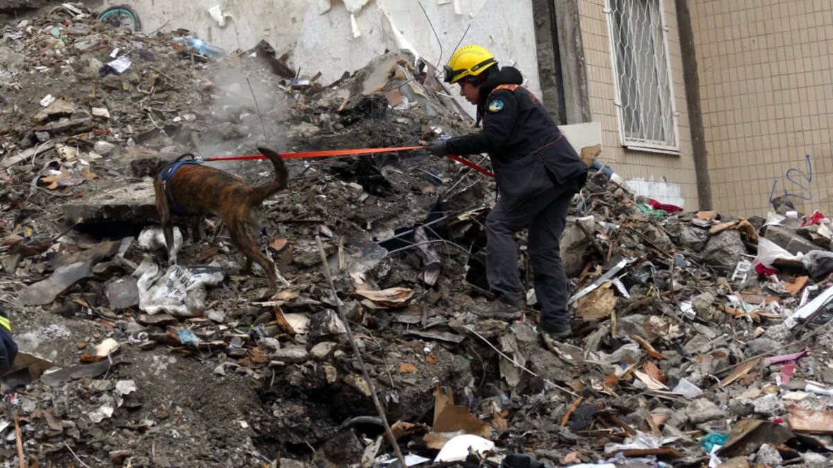 Subió a 10 el número de muertos tras bombardeo de Rusia a Odesa