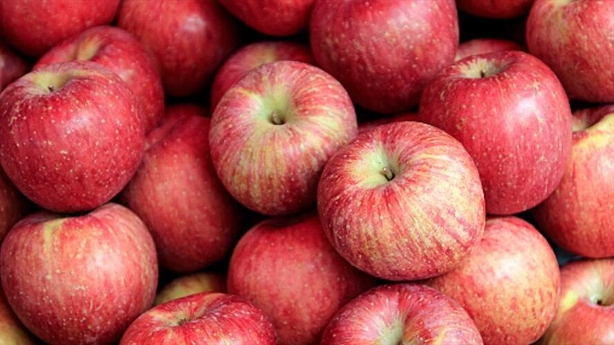 Esta fruta es baja en grasas y carbohidratos, y sus fibras como la pectina producen saciedad, lo que reduce los antojos.. Foto: Getty Images