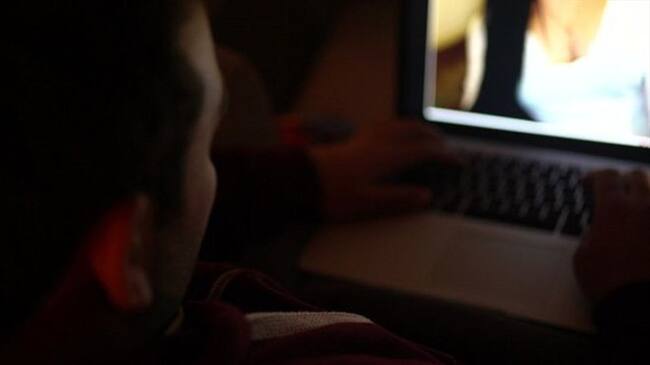Samir (nombre ficticio) fue extorsionado por un estafador en internet.. Foto: BBC Mundo