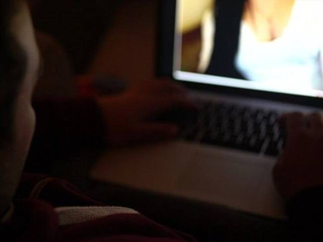 Samir (nombre ficticio) fue extorsionado por un estafador en internet.. Foto: BBC Mundo