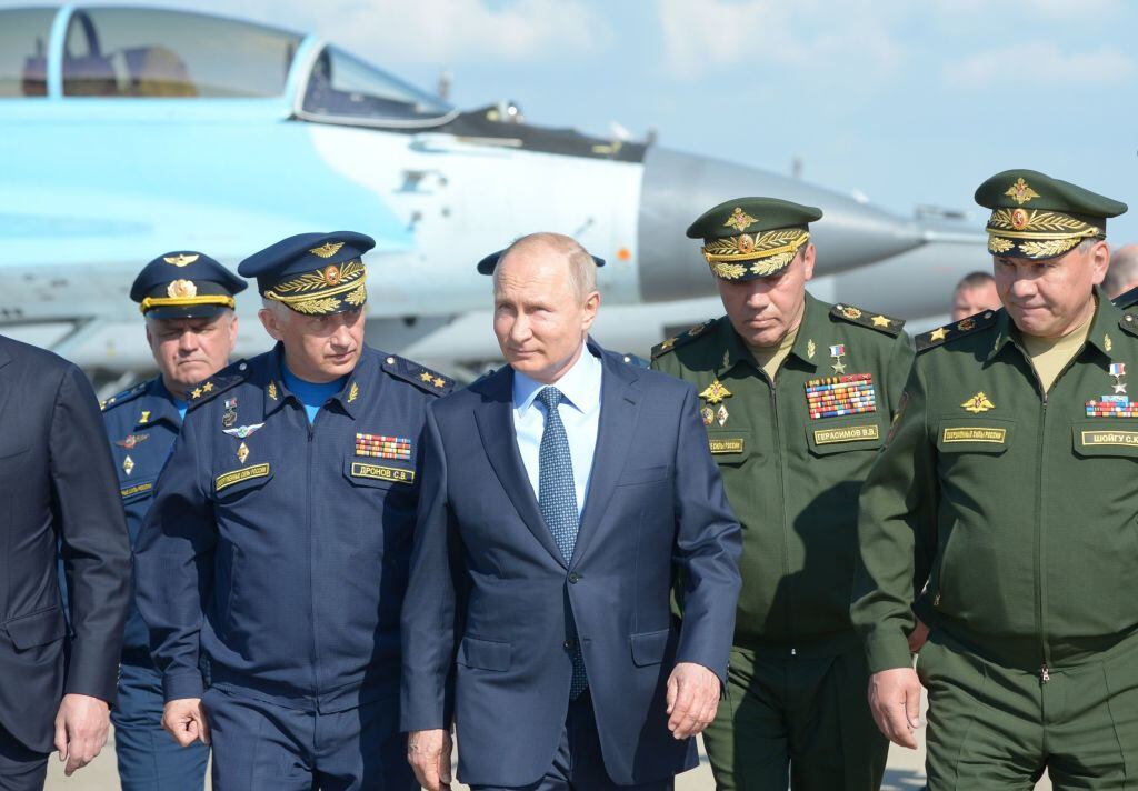 Presidente de Rusia, Vladimir Putin, rodeado de altos oficiales y funcionarios militares. (Photo by Alexey NIKOLSKY / SPUTNIK / AFP)        (Photo credit should read ALEXEY NIKOLSKY/AFP via Getty Images)