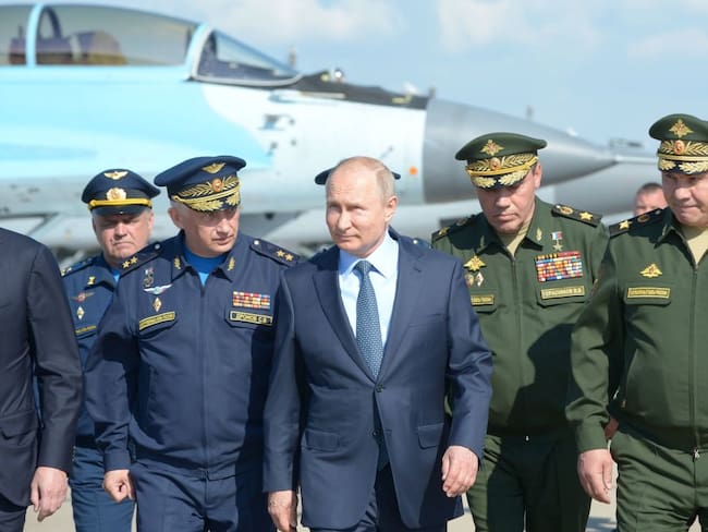 Presidente de Rusia, Vladimir Putin, rodeado de altos oficiales y funcionarios militares. (Photo by Alexey NIKOLSKY / SPUTNIK / AFP)        (Photo credit should read ALEXEY NIKOLSKY/AFP via Getty Images)