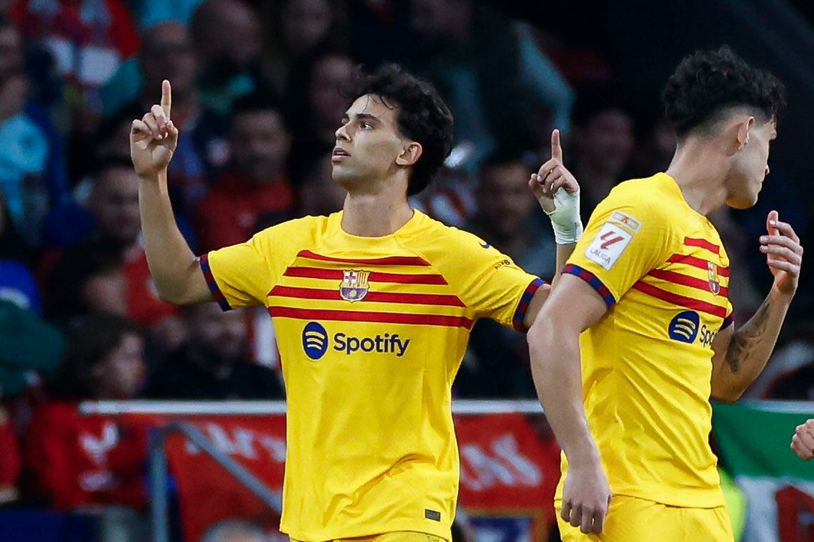 MADRID, 17/03/2024.- El delantero del FC Barcelona Joao Felix (i) celebra el primer gol de su equipo durante el partido de Liga en Primera División que Atlético de Madrid y FC Barcelona disputan este domingo en el estadio Metropolitano. EFE/JuanJo Martín