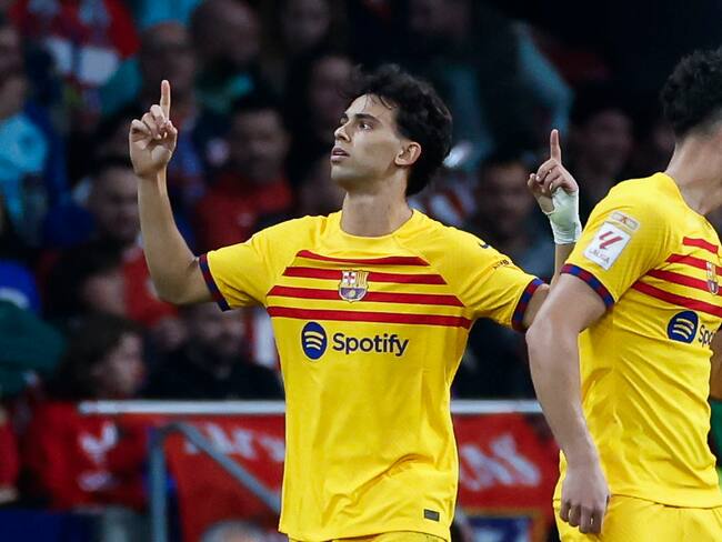 MADRID, 17/03/2024.- El delantero del FC Barcelona Joao Felix (i) celebra el primer gol de su equipo durante el partido de Liga en Primera División que Atlético de Madrid y FC Barcelona disputan este domingo en el estadio Metropolitano. EFE/JuanJo Martín