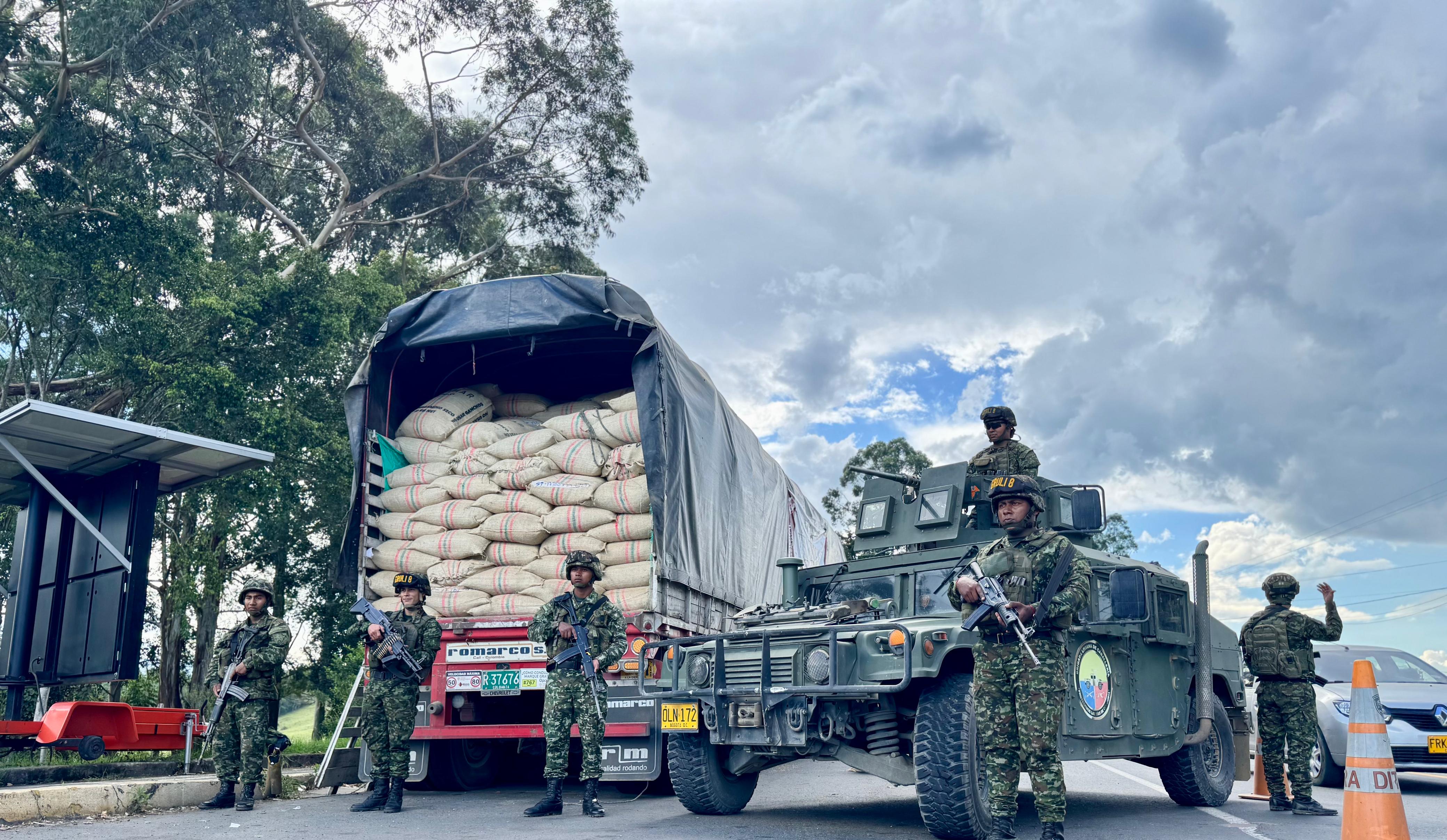 El cargamento de café que tenía como destino los Estados Unidos y valuado en más de mil millones de pesos fue regresado a sus propietarios. Crédito: Ejército Nacional.