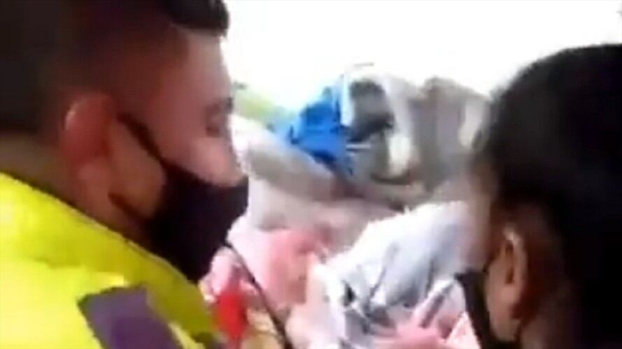 Patrullero de Bogotá atendió un parto en Usme . Foto: Pantallazo video