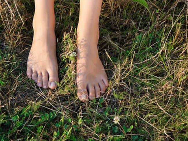 Mujer española se implanta sensor en los pies para sentir los temblores del mundo