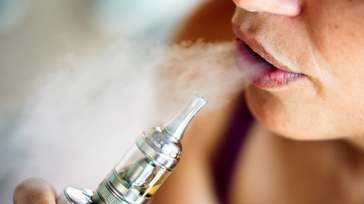 Son la puerta para que niños comiencen a fumar: médico epidemiólogo sobre vapeadores