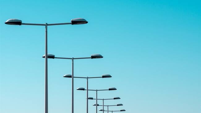 Se estima que el 90% de los municipios en Colombia aún utilizan tecnología antigua en sus luminarias públicas. Foto: Getty Images / REINHARD KRULL