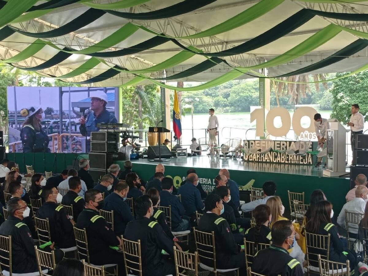 Anuncian inversión en energías limpias en celebración de 100 años de la Refinería