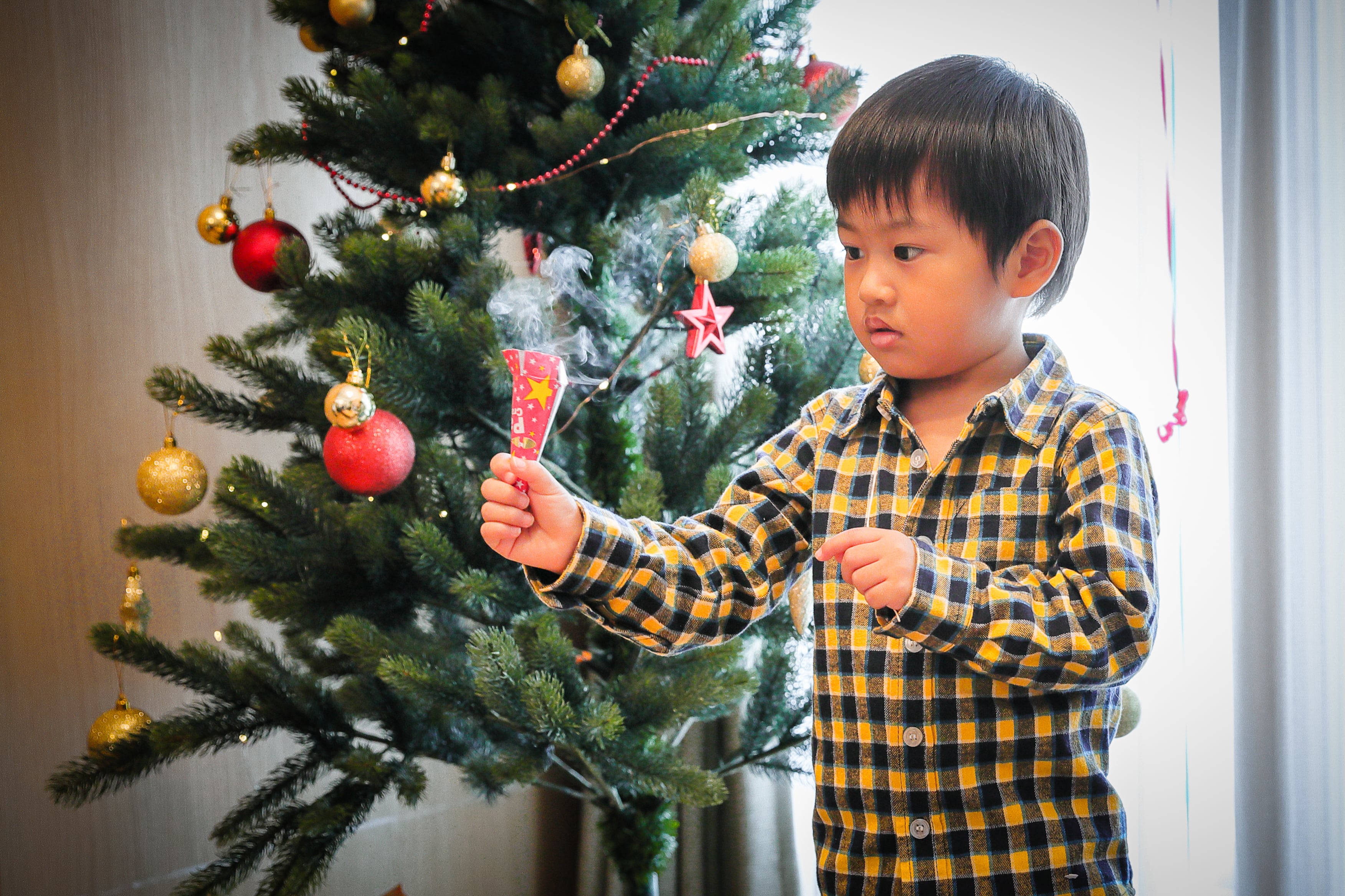 Niño pequeño de Japón celebrando la Navidad en casa (Getty Images)