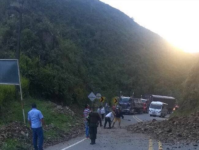 Cierre total por derrumbe en vía a Buenaventura - Buga. Foto: Cortesía Policía de Carreteras