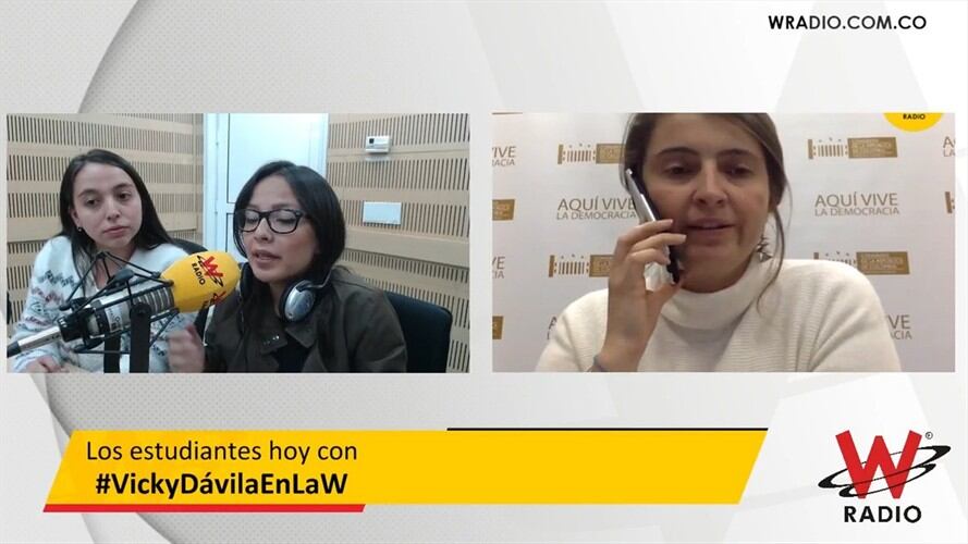 Paloma Valencia debate con estudiantes sobre su propuesta para financiar educación pública. Foto: W Radio