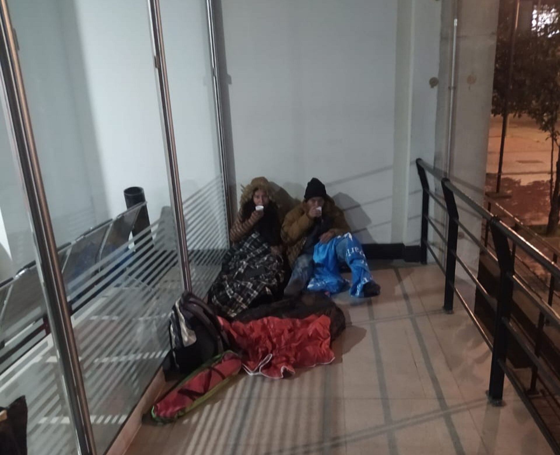 Los manifestantes dicen que se mantendrán en las afueras del ministerio hasta que se les de una solución. Foto: Suministrada