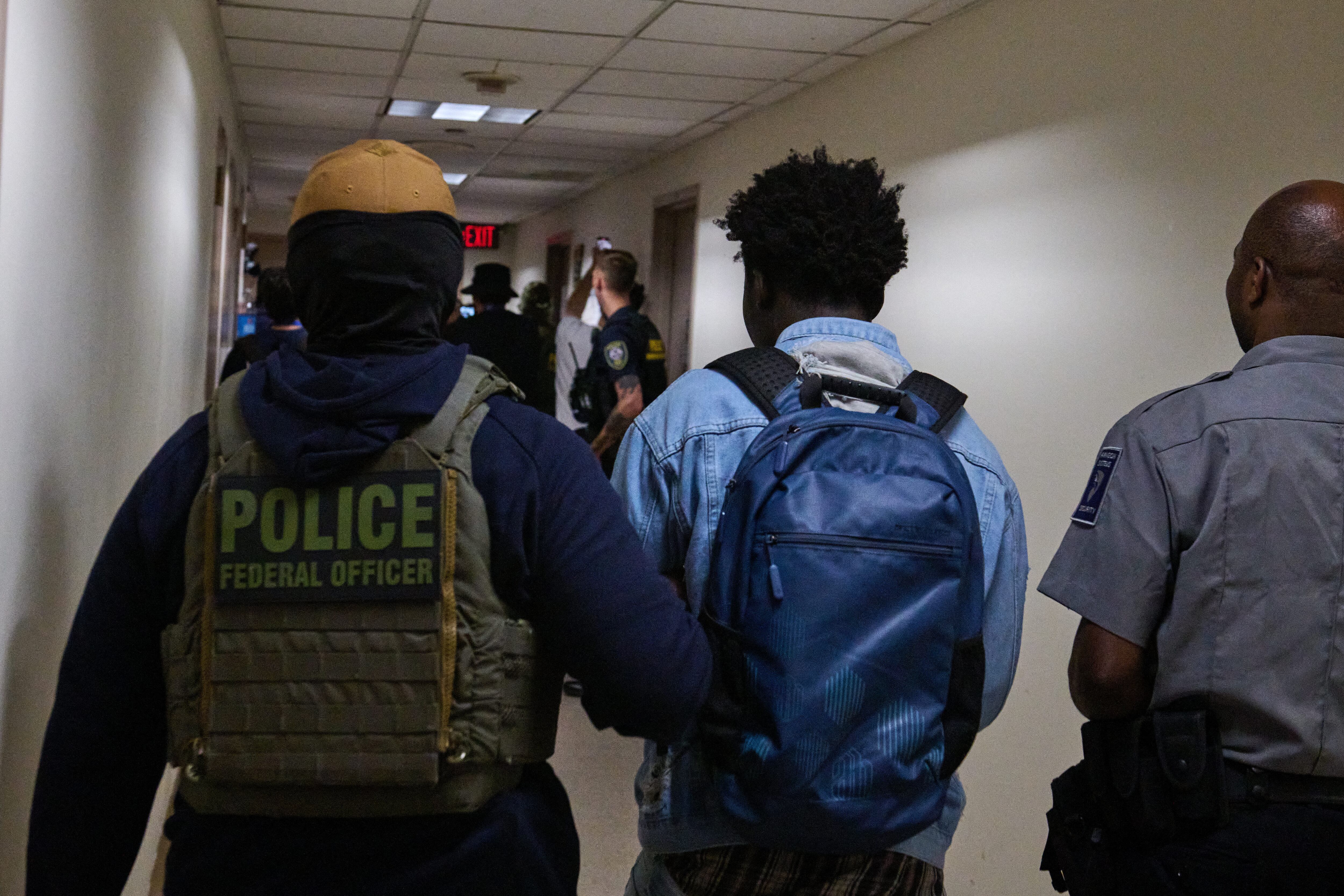 Detenido por inmigración Estados Unidos. Foto: DOMINIC GWINN/Middle East Images/AFP via Getty Images