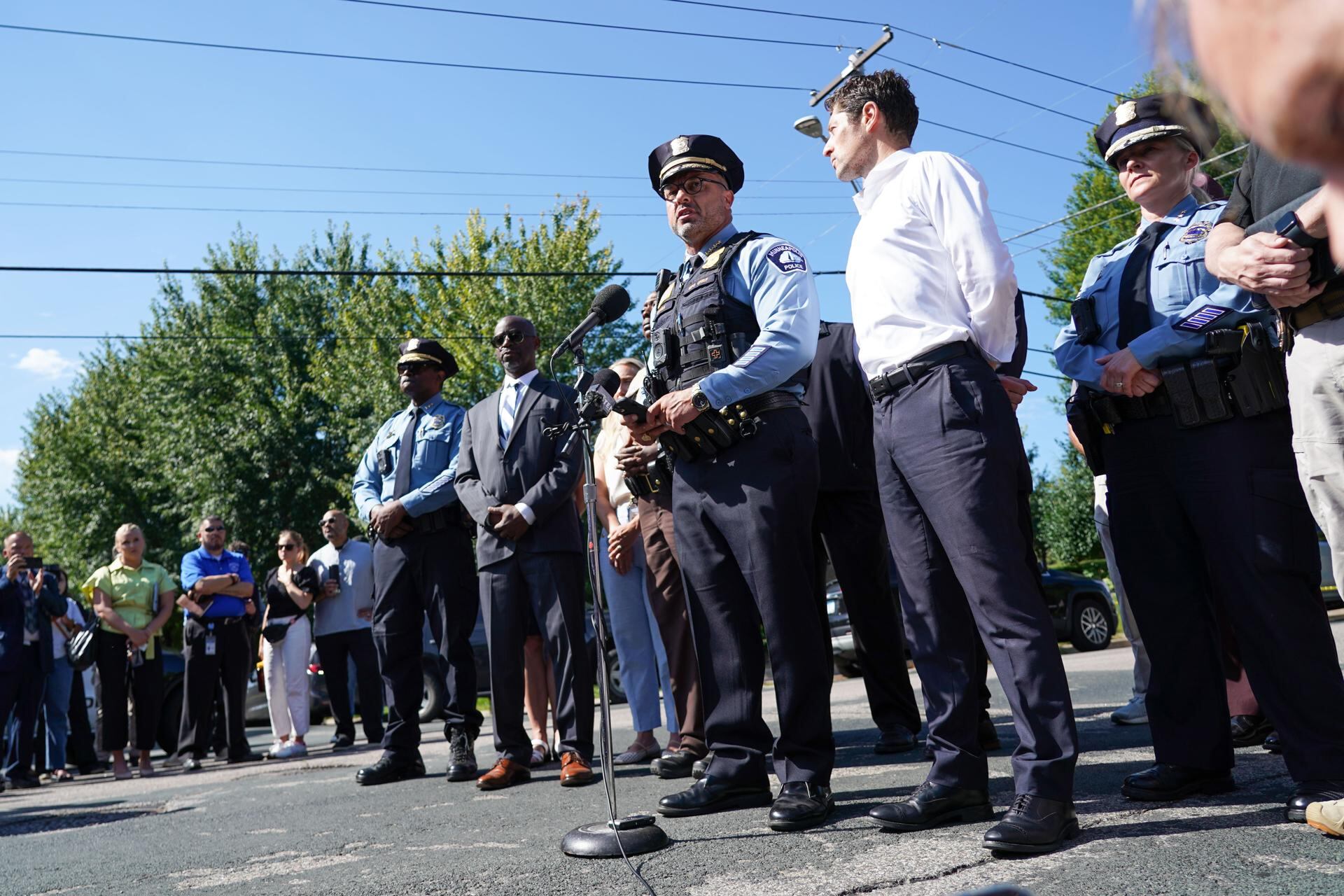 MINNEAPOLIS (United States), 27/08/2025.- Minneapolis Police Chief Brian O' Hara (L) and Mayor Jacob Frey address a news conference after police responded to a shooting at the Annunciation Catholic School in Minneapolis, Minnesota, USA, 27 August 2025. According to police, two children and the gunman died and several were injured in the shooting at a Catholic primary school. EFE/EPA/CRAIG LASSIG