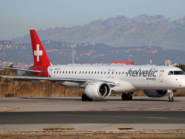 Embraer E195-E2 de Helvetic Airways, imagen de referencia. FOTO: by Joan Valls/Urbanandsport/NurPhoto vía Getty Images