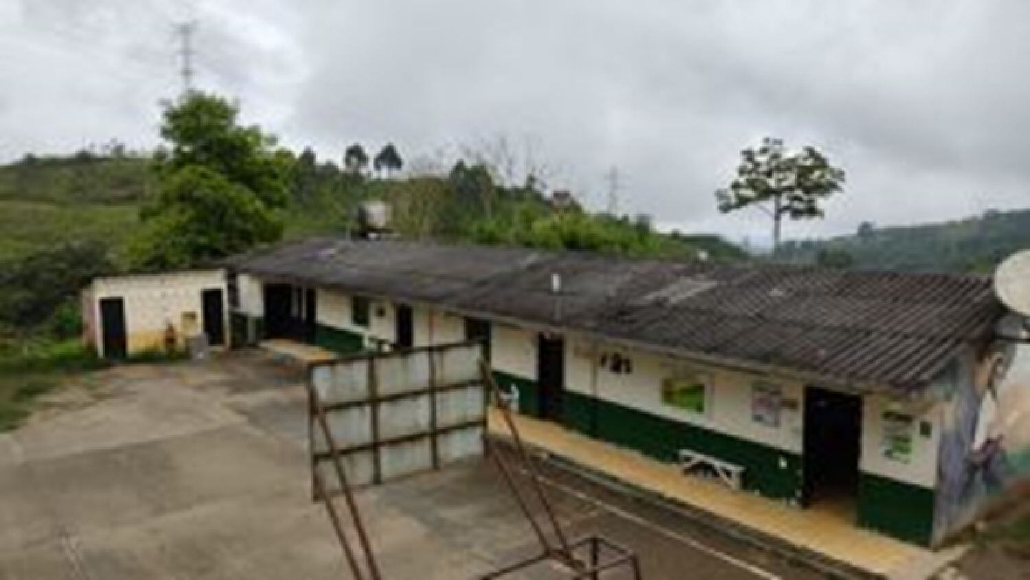 Robaron tablet en una escuela de Villamaría, Caldas.