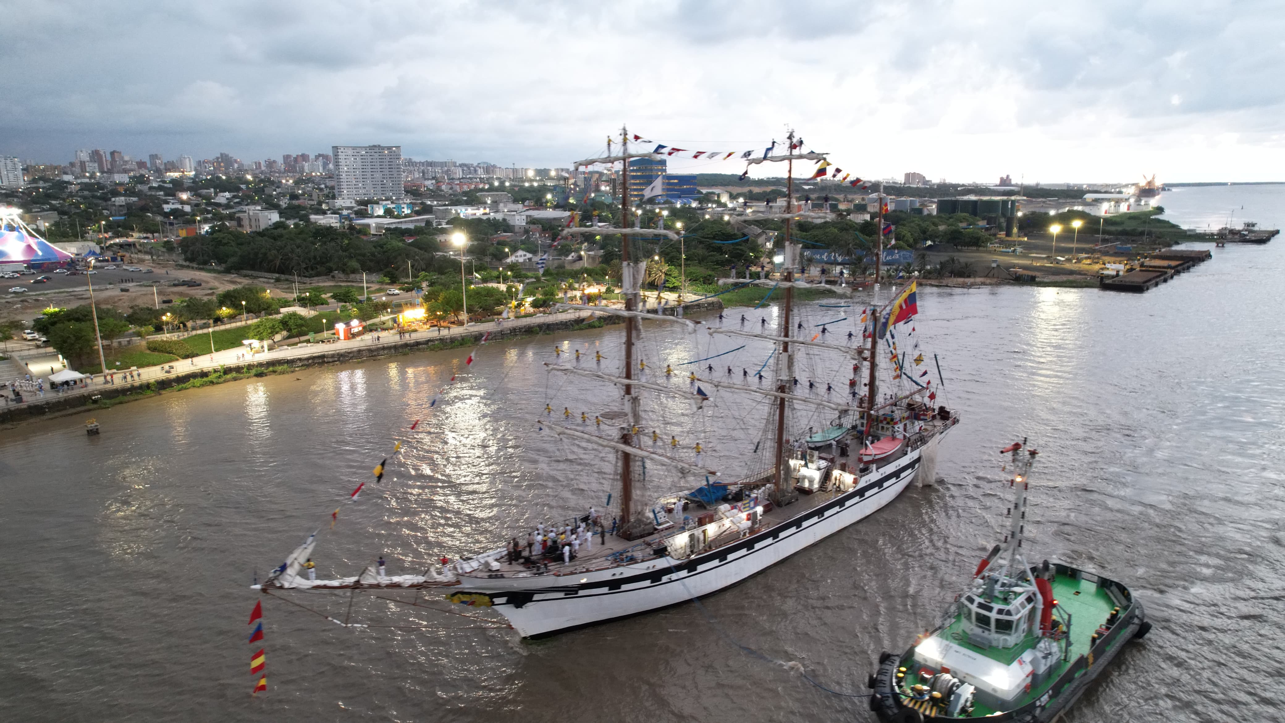 Buque de la Armada Nacional Venezolana, Simón Bolívar, a su llegada a Barranquilla. Foto: Alcaldía de Barranquilla