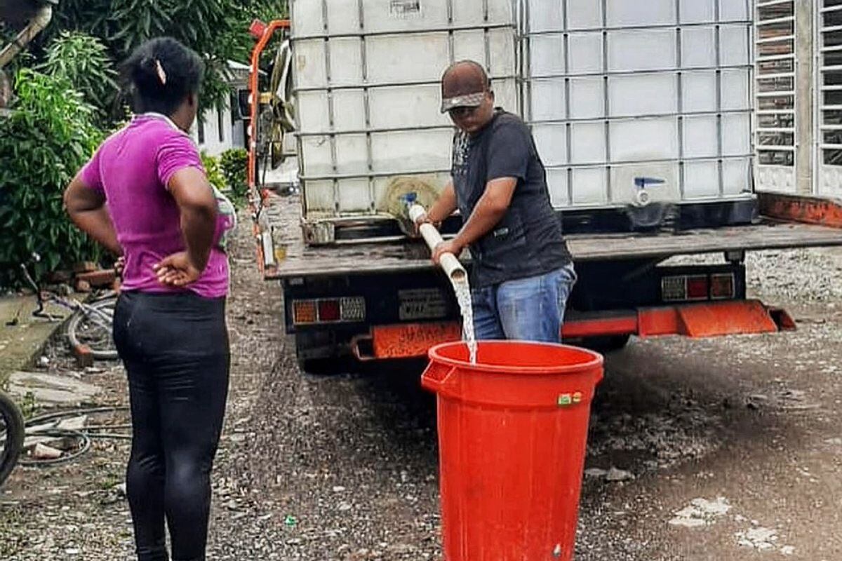 Los afectados son socorridos con un vehículo del ejército cargado con 6 mil litros de agua que hace cinco viajes diarios: Crédito: Alcaldía de El Patía.