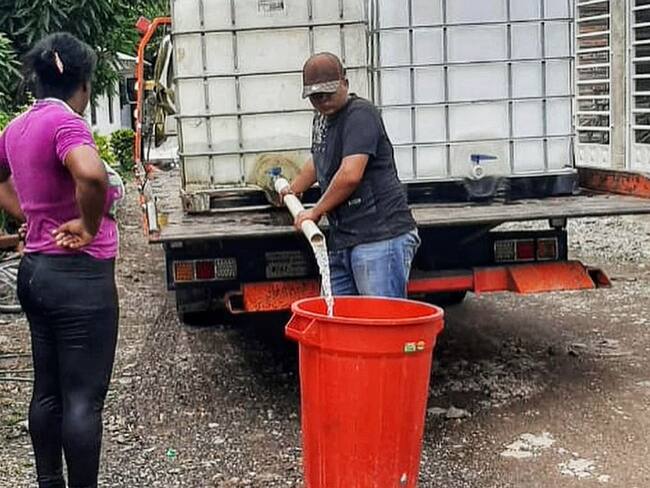 Los afectados son socorridos con un vehículo del ejército cargado con 6 mil litros de agua que hace cinco viajes diarios: Crédito: Alcaldía de El Patía.