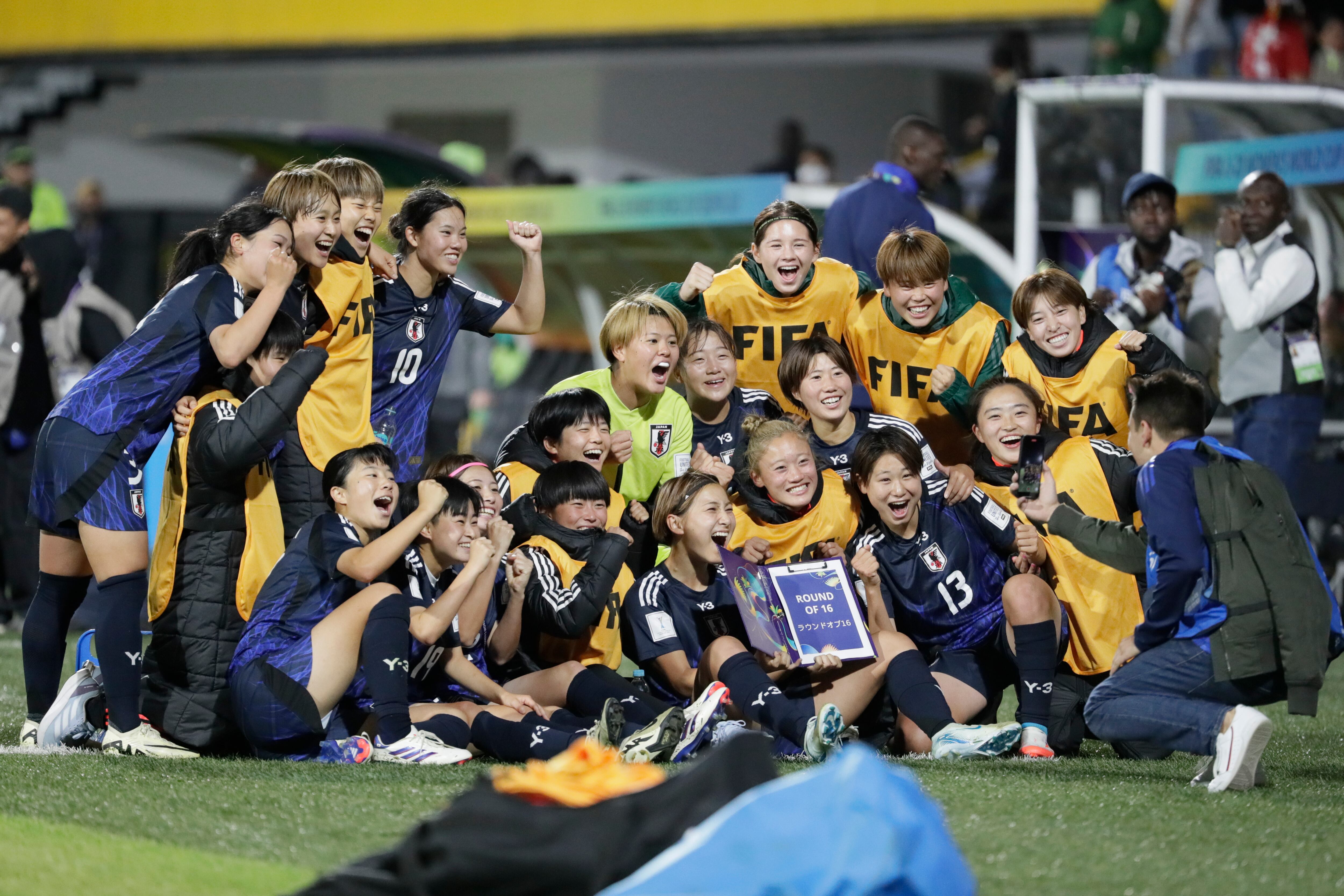 AME6249. BOGOTÁ (COLOMBIA), 05/09/2024.- Jugadoras de Japón celebran este jueves, al final de un partido del grupo E de la Copa Mundial Femenina sub-20 entre las selecciones de Japón y Ghana en el estadio de Techo en Bogotá (Colombia). EFE/ Carlos Ortega