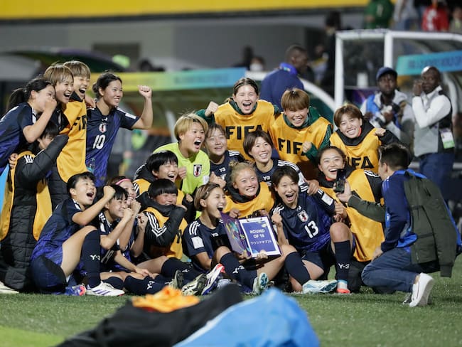 AME6249. BOGOTÁ (COLOMBIA), 05/09/2024.- Jugadoras de Japón celebran este jueves, al final de un partido del grupo E de la Copa Mundial Femenina sub-20 entre las selecciones de Japón y Ghana en el estadio de Techo en Bogotá (Colombia). EFE/ Carlos Ortega