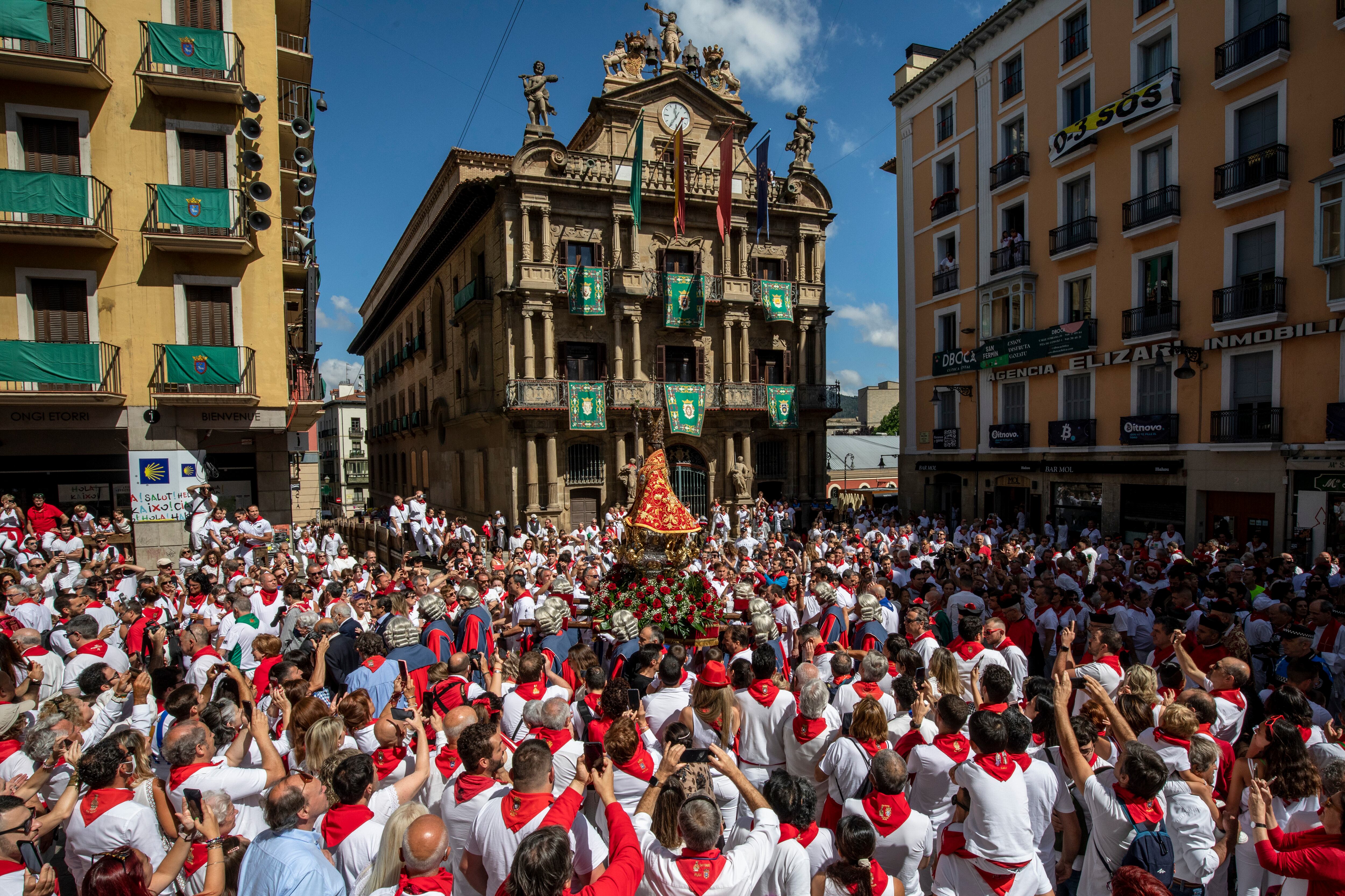 PAMPLONA, SPAIN - JULY 07: Men carry a figure of San Fermin along Plaza Consistorial during the San Fermin procession on the second day of the San Fermin Running of the Bulls festival on July 07, 2022 in Pamplona, Spain. The iconic Spanish festival has resumed in earnest this year after being twice cancelled due to Covid-19. (Photo by Pablo Blazquez Dominguez/Getty Images)