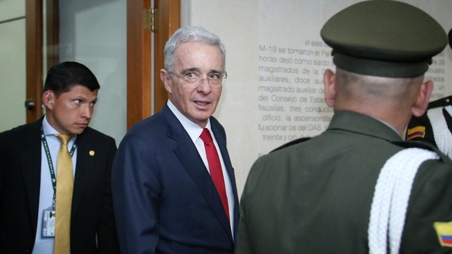 Fue admitida para su estudio la tutela con la cual la defensa del expresidente Álvaro Uribe pretende tumbar la calidad de imputado. Foto: Colprensa / CAMILA DÍAZ