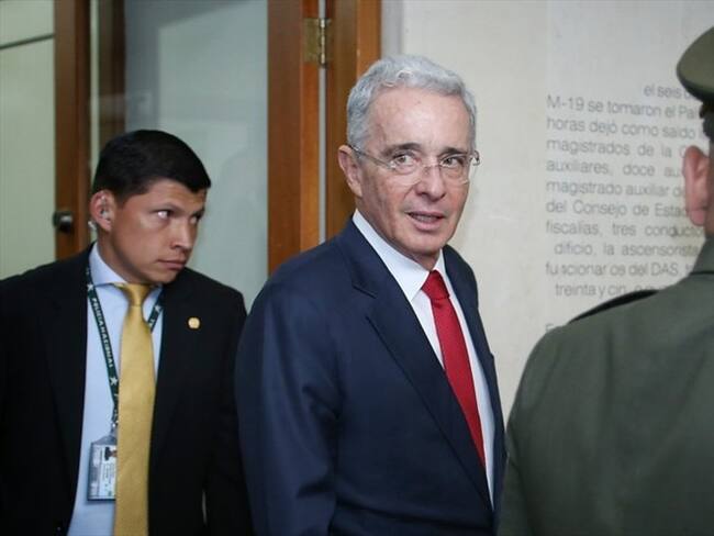 Fue admitida para su estudio la tutela con la cual la defensa del expresidente Álvaro Uribe pretende tumbar la calidad de imputado. Foto: Colprensa / CAMILA DÍAZ