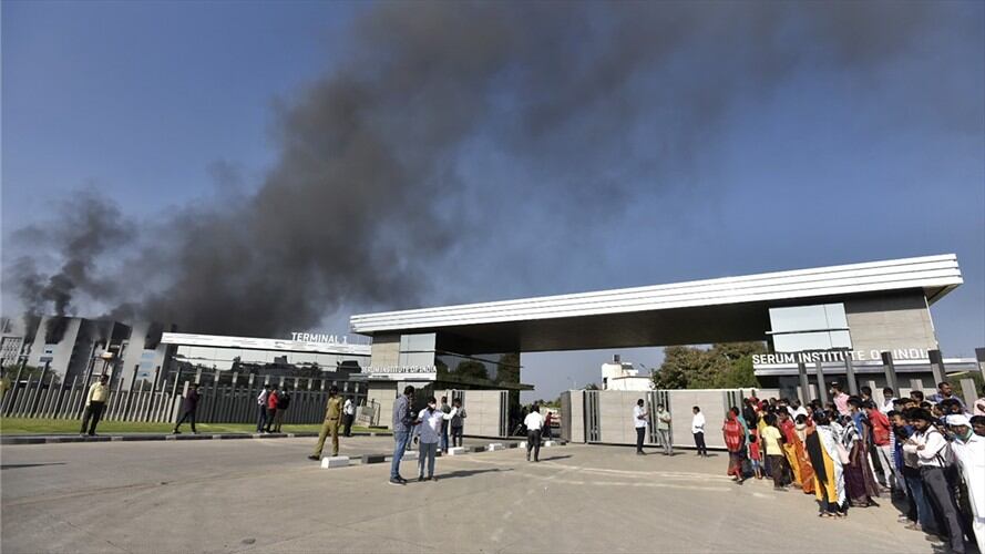 El incendio fue declarado en un sitio que está en obras, apartado de las instalaciones donde se fabrican las vacunas. Foto: Agencia AFP