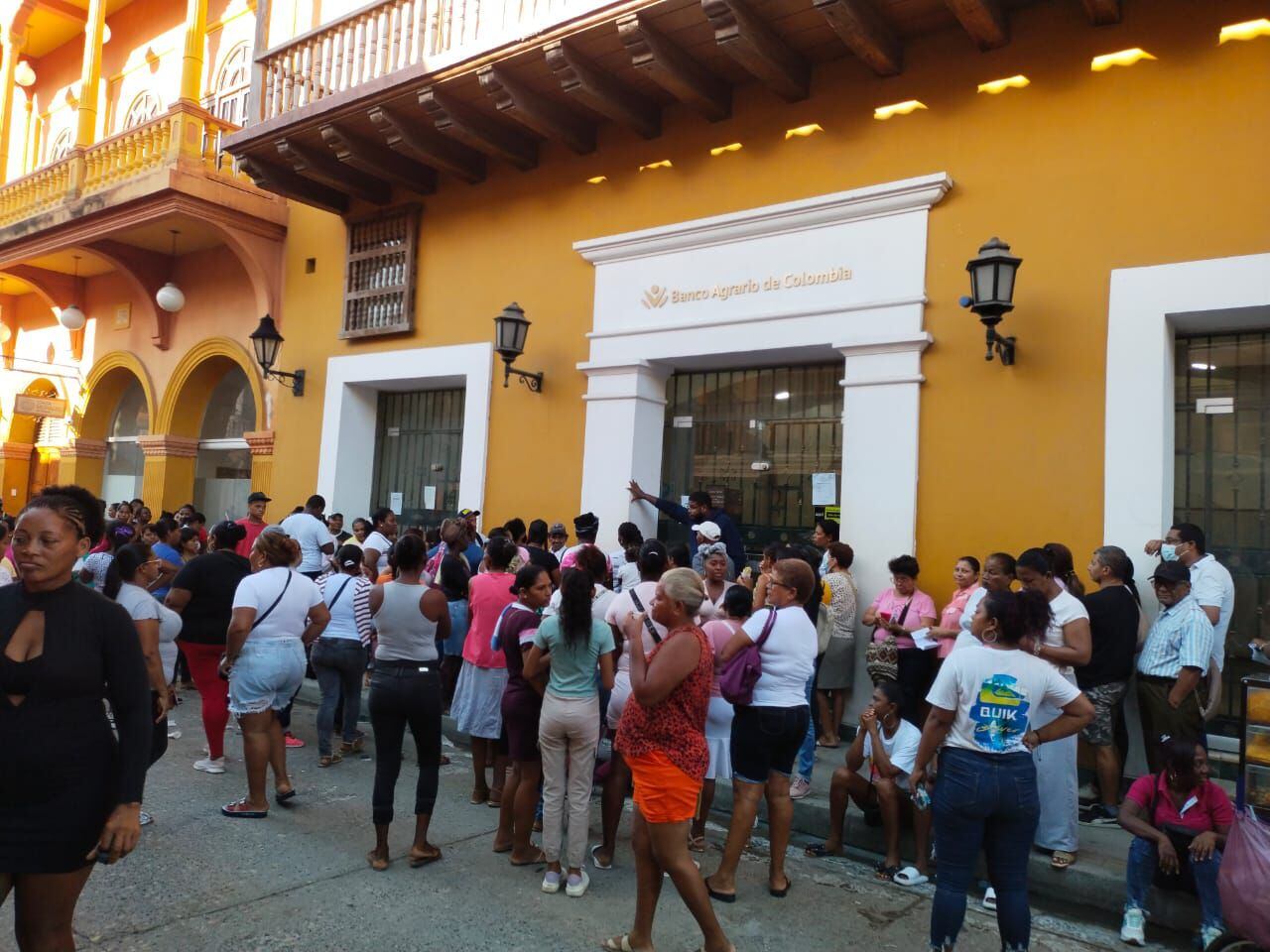 Filas Renta Ciudadana en Banco Agrario de Cartagena. Foto: Caracol Radio.