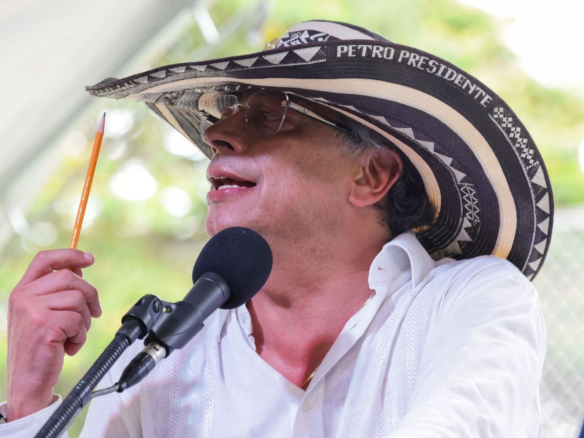 Polémica por presencia de bandera del M-19 en discurso de Petro: el presidente la defendió