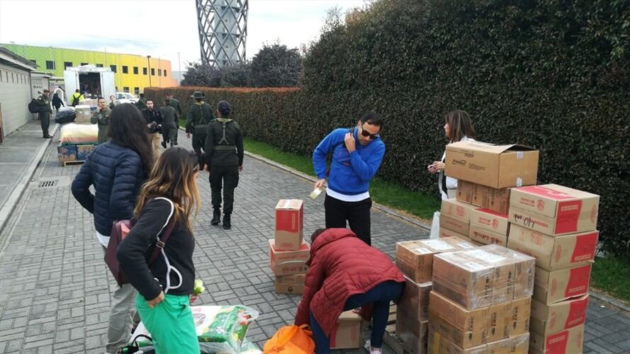 La policía antinarcóticos brindó el vuelo para que la emisora pudiera entregar las donaciones en Uribia Guajira como parte de una solución W.. Foto: