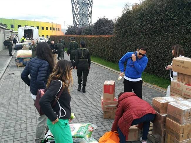 La policía antinarcóticos brindó el vuelo para que la emisora pudiera entregar las donaciones en Uribia Guajira como parte de una solución W.. Foto: