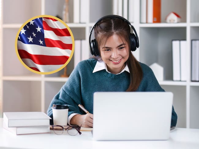 Mujer estudiando inglés en su computador. En el círculo, bandera de Estados Unidos (GettyImages)