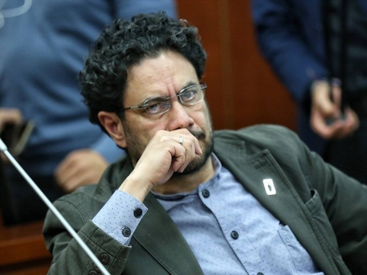 Cepeda estudia acciones judiciales en el exterior contra familia Uribe