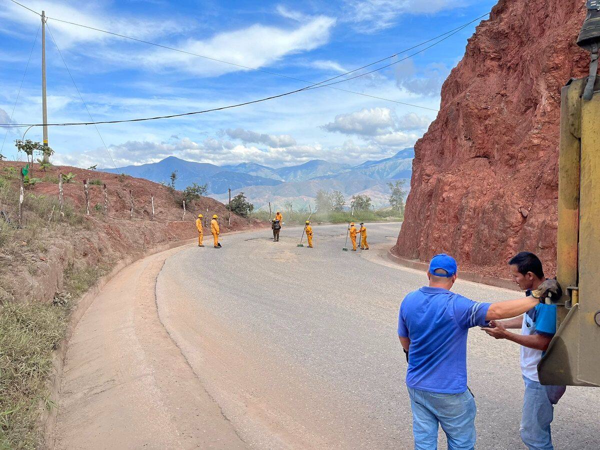 Avanza trabajos de mantenimiento en la vía Cúcuta- Ocaña